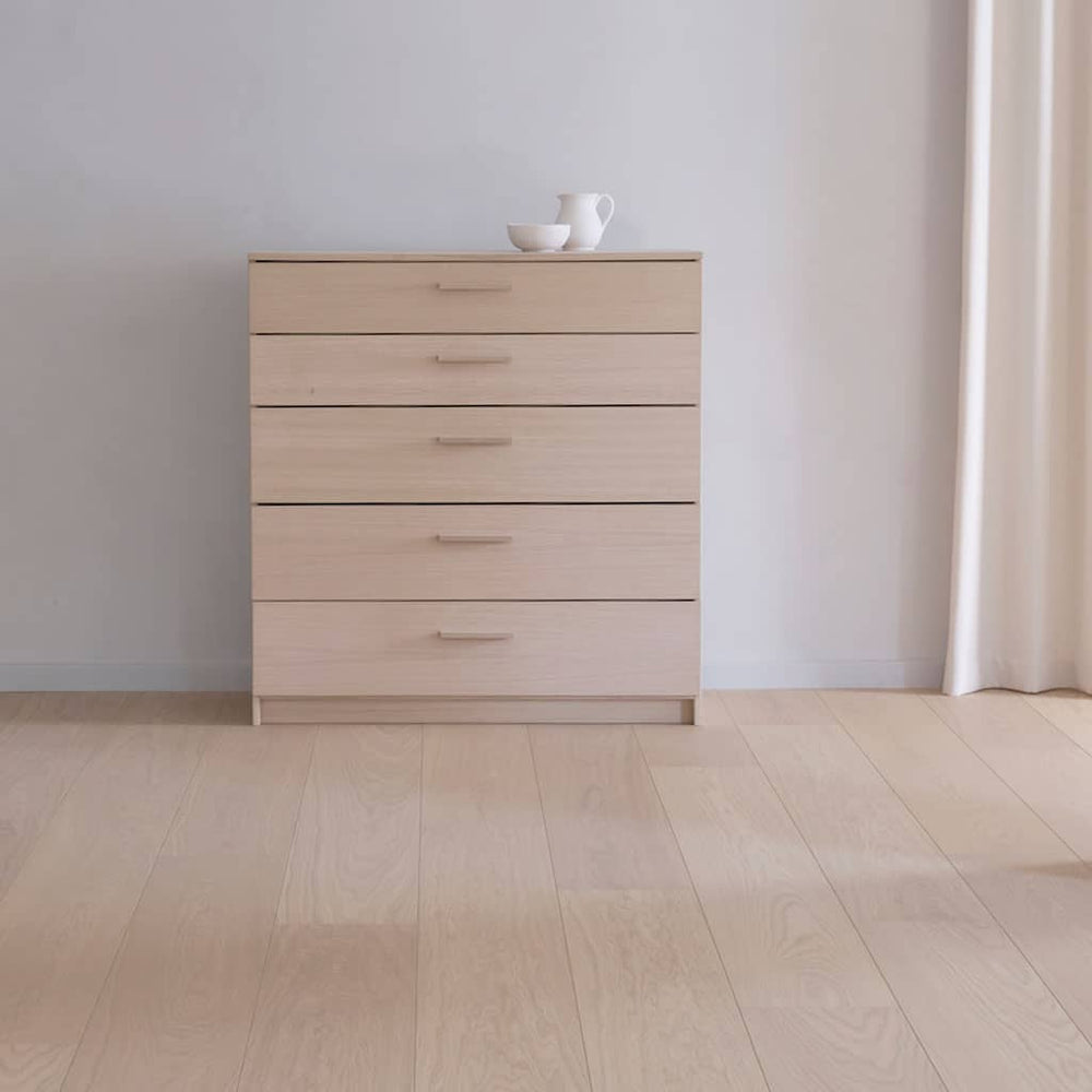 Commode Akva 100 cm haute à cinq tiroirs, placage clair, poignées aluminium