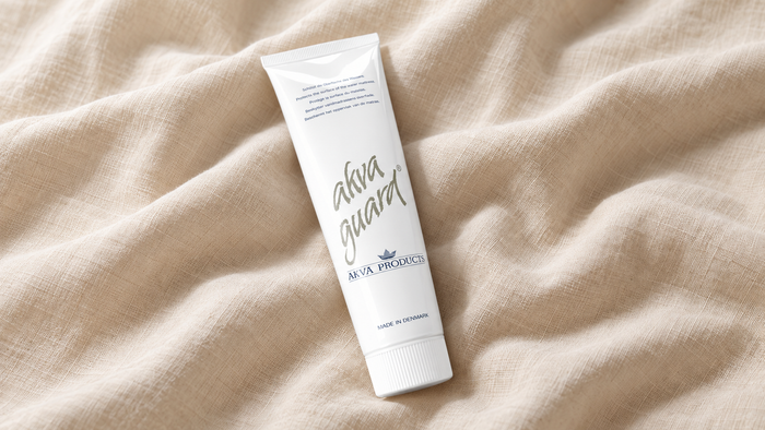 creme d entretien pour lit a eau posé sur du lin beige