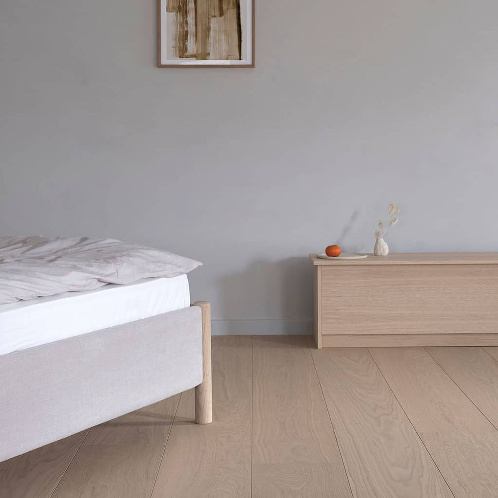 Lit Akva Nori de profil, commode assortie en arrière-plan