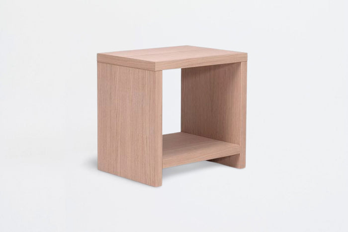 Table de chevet cube Akva en bois, niche ouverte sans tiroir, vue de trois quarts