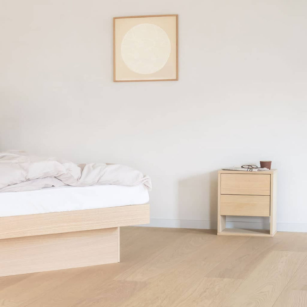 Chambre entière : le lit à eau et sa table de chevet Akva posée au sol, vue d'ensemble