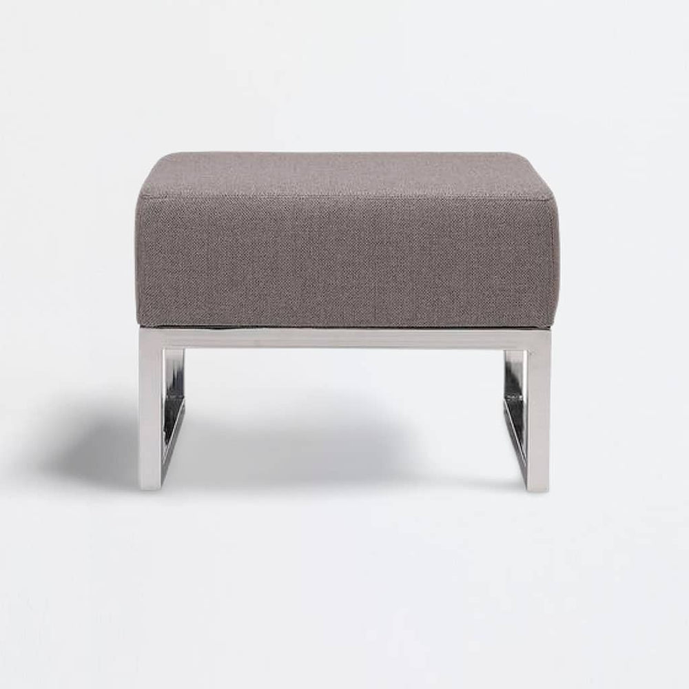 Pouf Akva Vega tapissé gris sur piètement chromé, vu de face sur fond blanc