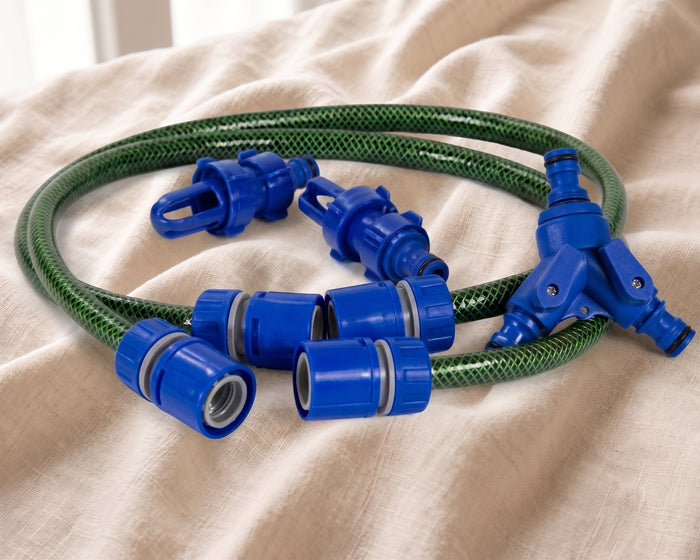 Kit de remplissage pour lit à eau : tuyau d'arrosage vert maillé, quatre raccords rapides bleus, deux adaptateurs taraudés et le sélecteur en Y à deux voies