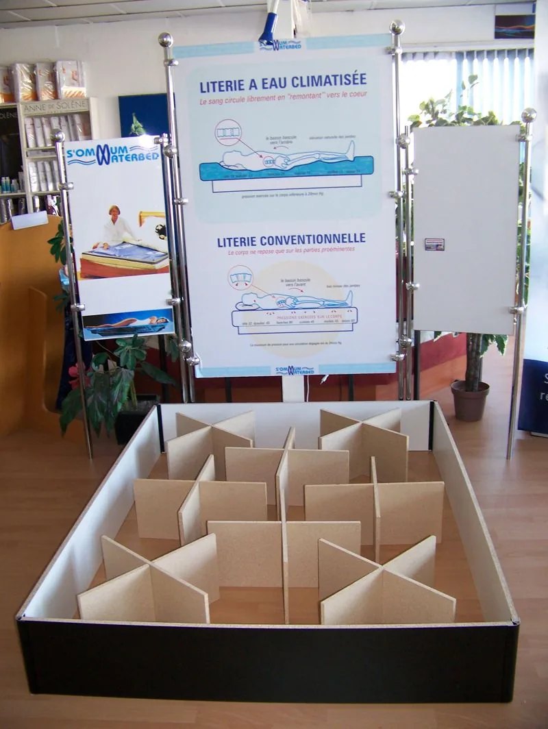 Les croisillons de force à l'intérieur du socle, qui délimitent les compartiments
