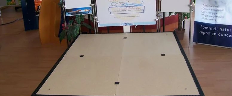Socle terminé : cadre noir et plateau de plaques de support, prêt à recevoir le cadre en mousse