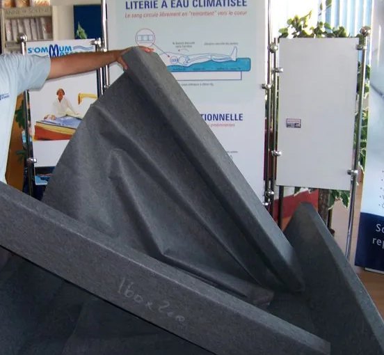 Panneaux de mousse du cadre Softside dressés avant montage : housse grise et coupe en pente