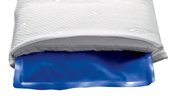 Oreiller à eau Akva : la poche bleue sortie de sa housse coton matelassée