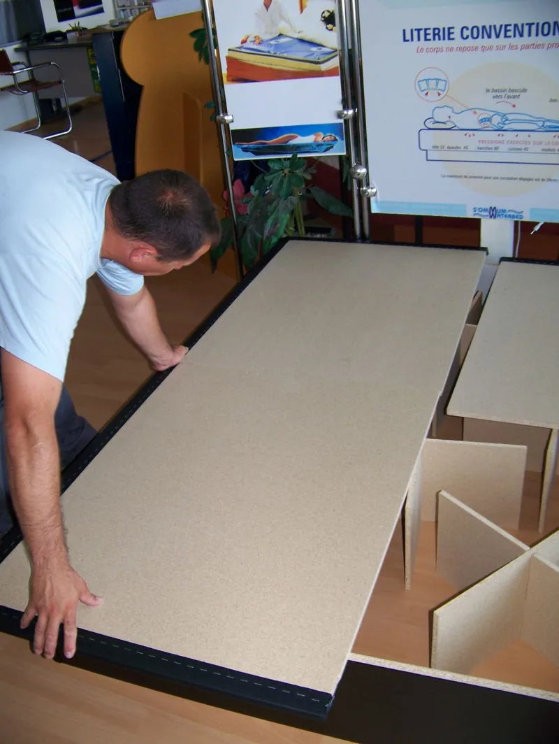 Pose d'une planche du sommier sur le socle