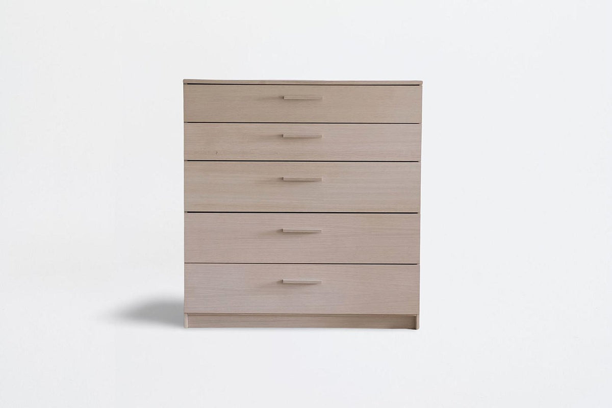 Commode Akva 100 cm à cinq tiroirs, placage clair, vue de face sur fond neutre