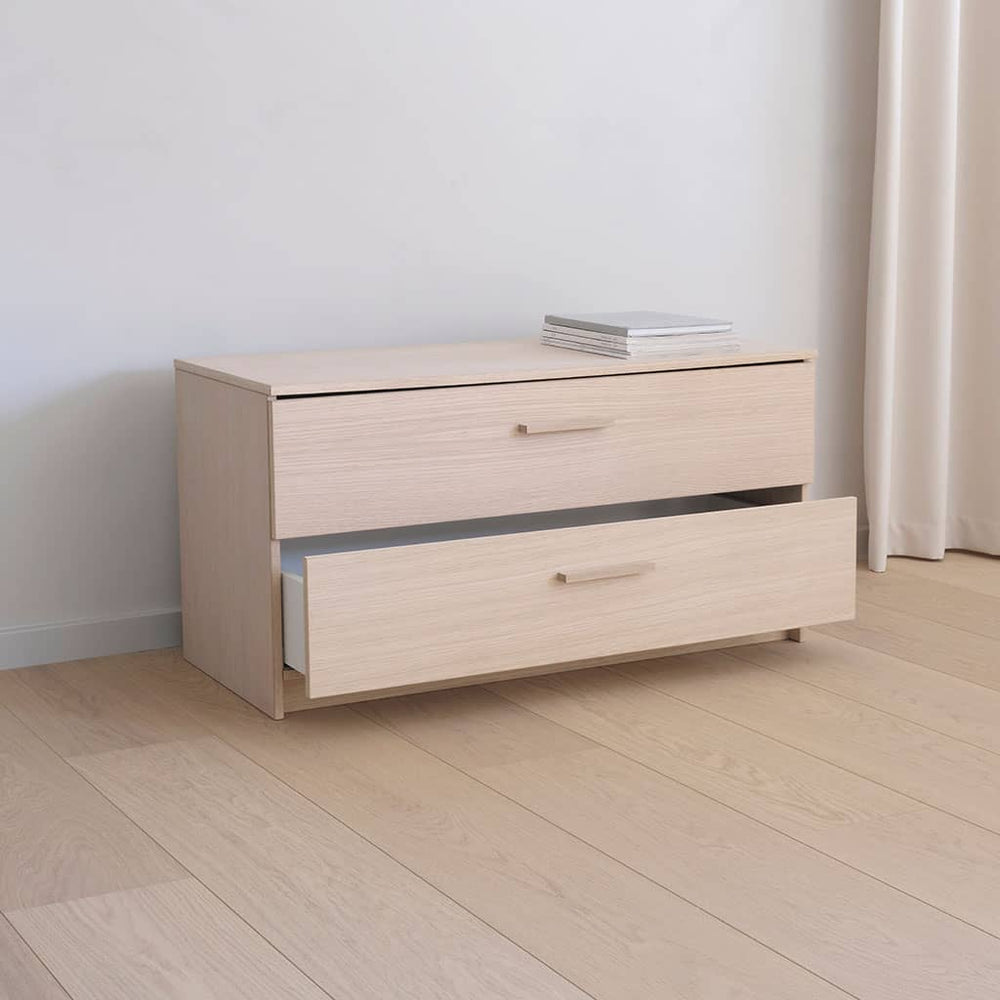 Commode Akva 100 cm basse à deux tiroirs, placage clair, tiroir du bas ouvert