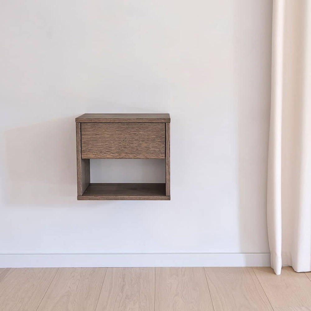 Table de chevet Akva suspendue au mur, modèle à un tiroir, vue d'ensemble de la chambre