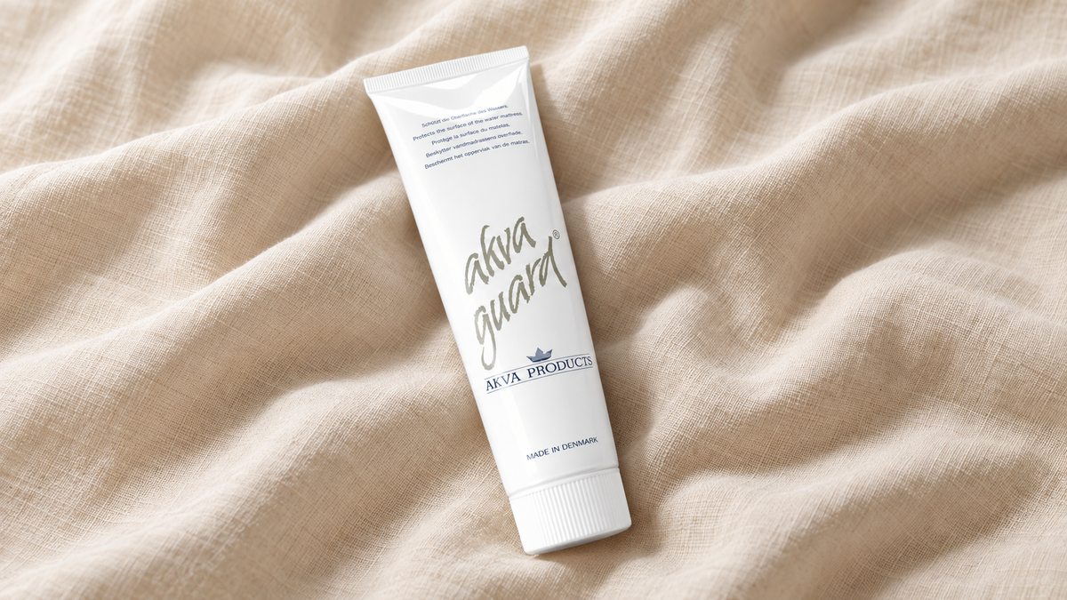 creme d entretien pour lit a eau posé sur du lin beige