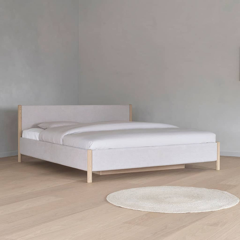 Lit Akva Nori dans une chambre au parquet clair