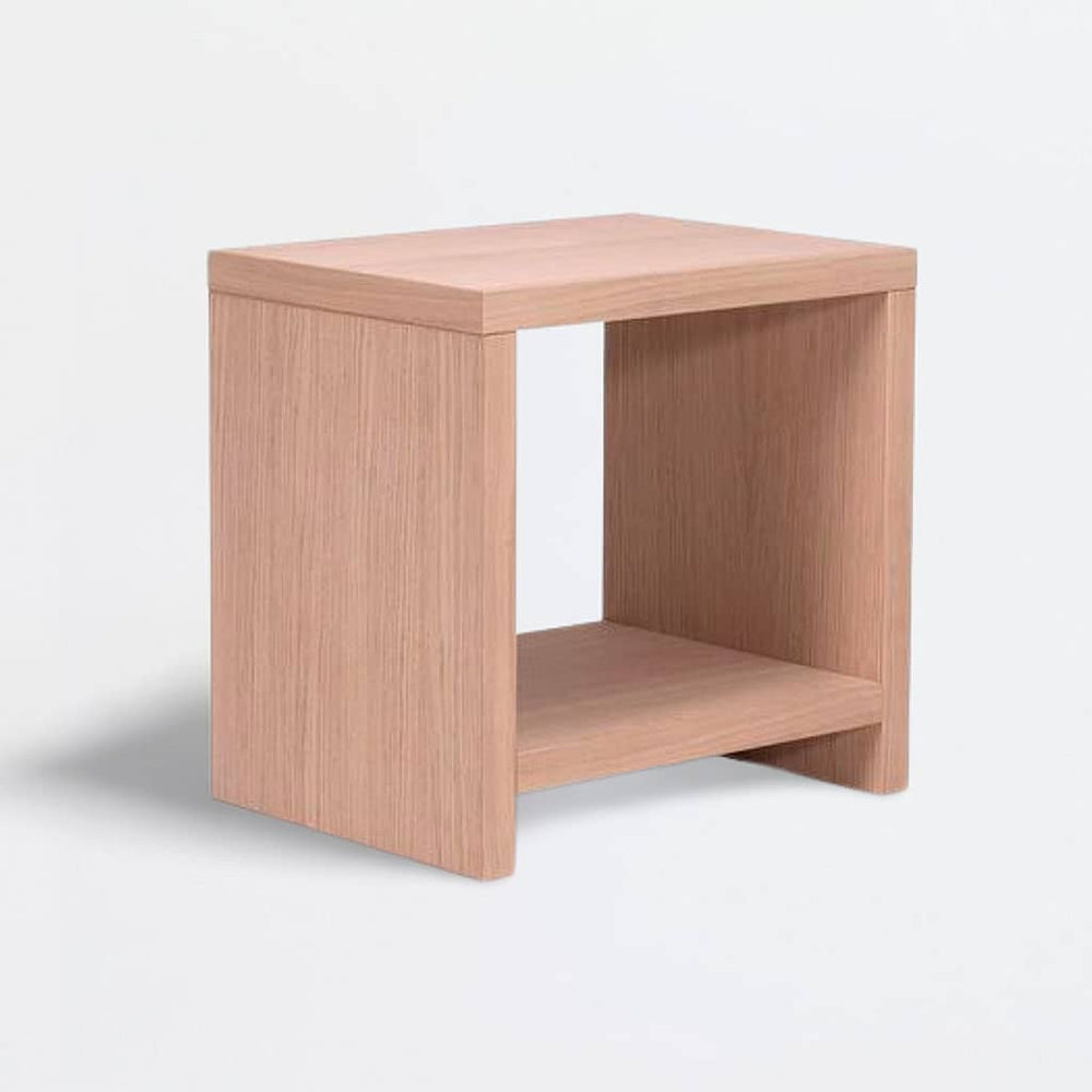 Table de chevet cube Akva en bois, vue de trois quarts sur fond blanc