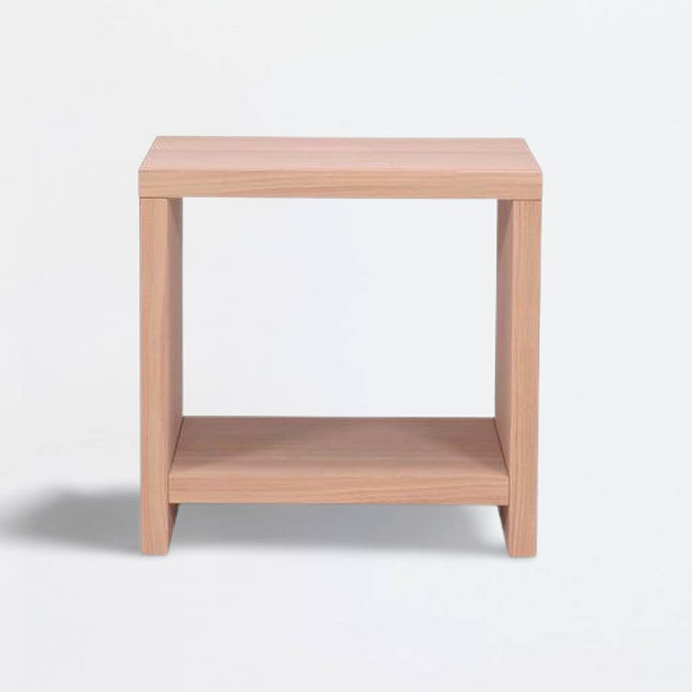 Table de chevet cube Akva vue de face sur fond blanc : niche ouverte et tablette basse