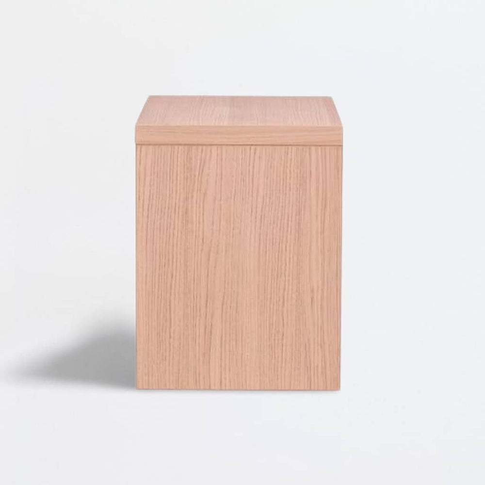 Table de chevet cube Akva vue de côté : panneau latéral plein en bois clair