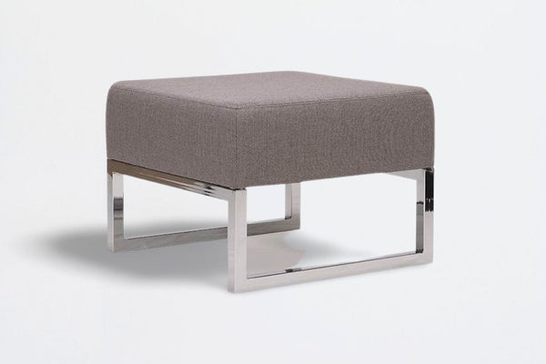 Pouf Akva Vega vu de trois quarts sur fond blanc