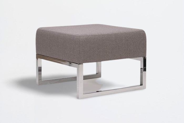 Pouf Akva Vega vu de trois quarts sur fond blanc