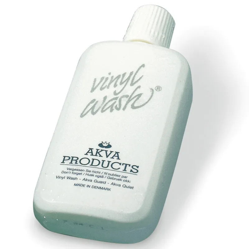Flacon Akva Vinyl Wash à étiquette blanche, logo Akva Products, sur fond blanc