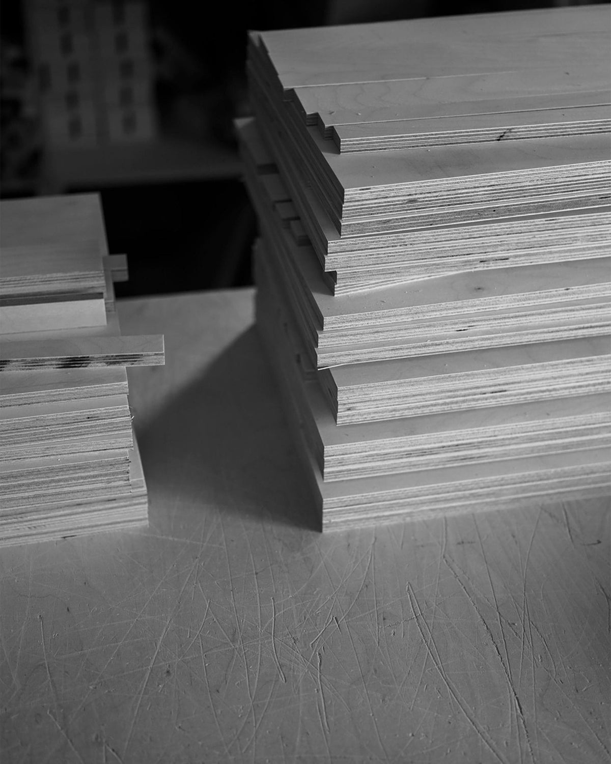 Piles de plaques de contreplaqué à l'atelier Akva, au Danemark, photo en noir et blanc