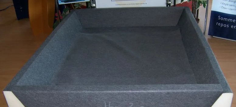 Cadre en mousse Softside terminé, vu de dessus : bac de mousse habillé de feutre gris
