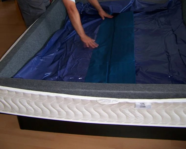Liner de sécurité bleu déployé dans le cadre en mousse, avant la pose du matelas
