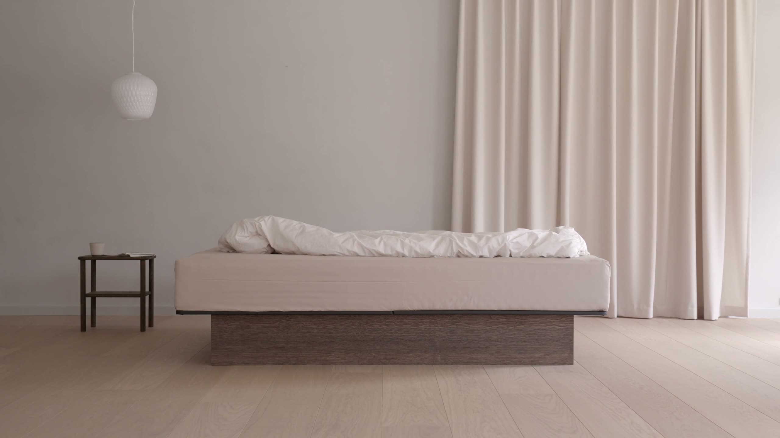 Un lit à eau Akva Soft dans une chambre claire, vu de loin