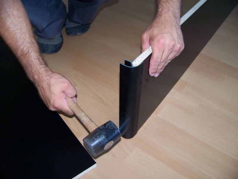 Emboîtement de l'angle sur la planche du socle