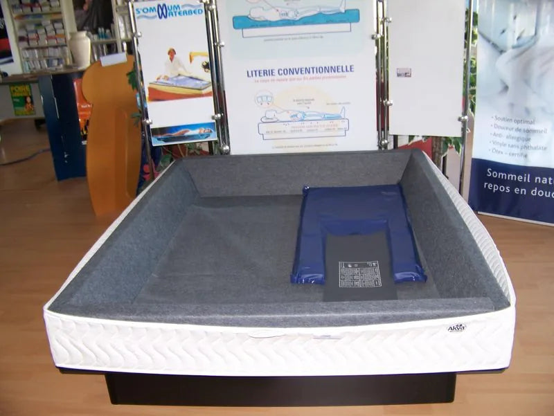Le cadre en mousse avec sa plaque chauffante en place, prêt à recevoir le matelas.