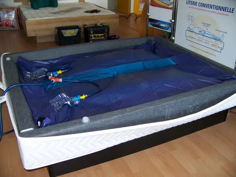 Le matelas rempli, en place dans le cadre.