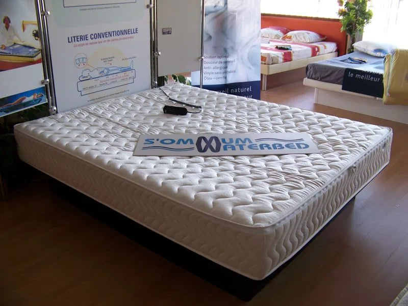 Le lit à eau terminé, habillé, avec sa télécommande de chauffage.