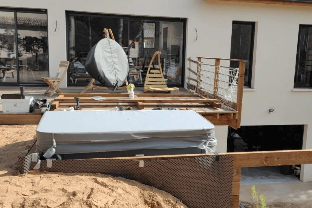 Mise en place d'un spa sur un chantier en cours, à Mourèze.